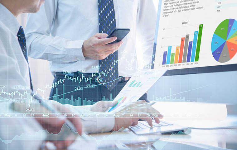 Executivos realizam underwriting (análise de risco) para contratação de seguro de vida